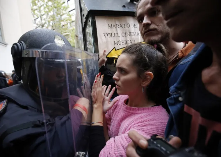 SUKOBI U KATALONIJI: Pogledajte kako su se obračunali policija i građani, ali i dvije policije