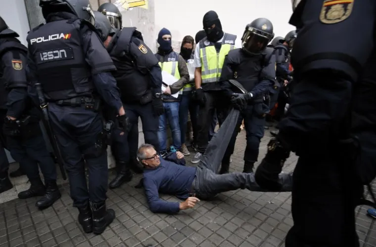 SUKOBI U KATALONIJI: Pogledajte kako su se obračunali policija i građani, ali i dvije policije