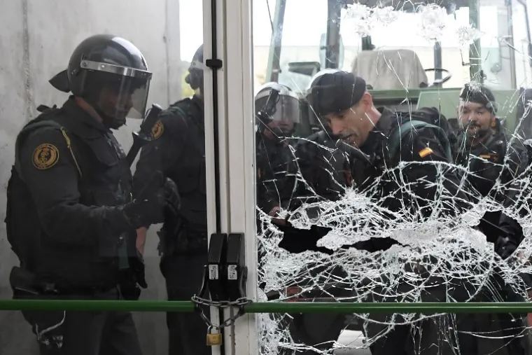 Španjolska je policija razbila vrata škole u kojoj se referendum održavao kako bi evakuirali one koji su se još jučer unutra zabarikadirali i žele glasovati na referendumu za neovisnost.