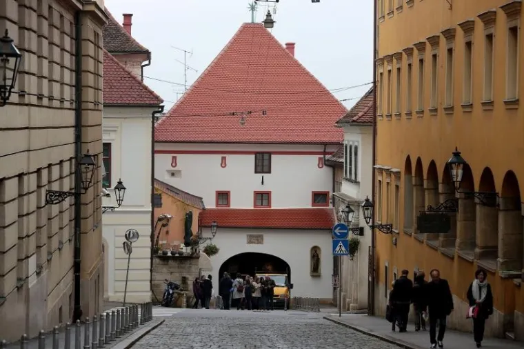S jedne od najvećih zagrebačkih znamenitosti, Kamenitih vrata, nakon godinu dana radova napokon su skinute skele.