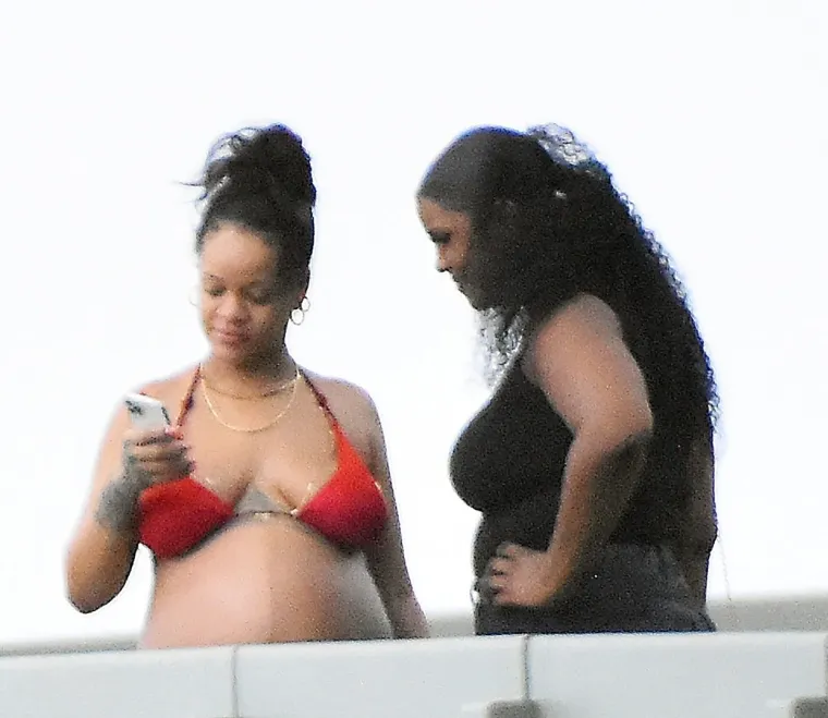 Rihanna se ne zamara tračevima: S trbuhom do zuba, ali iz sićušnih bikinija ne izlazi