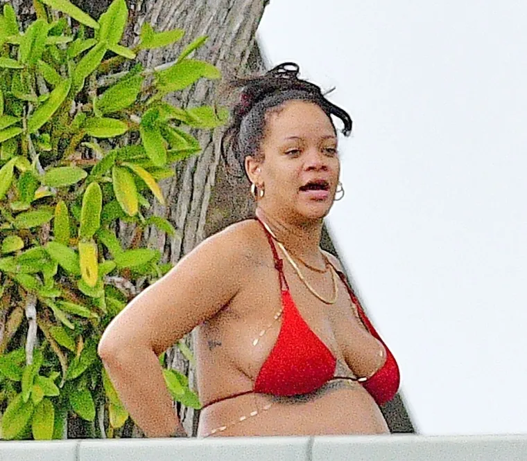 Rihanna se ne zamara tračevima: S trbuhom do zuba, ali iz sićušnih bikinija ne izlazi
