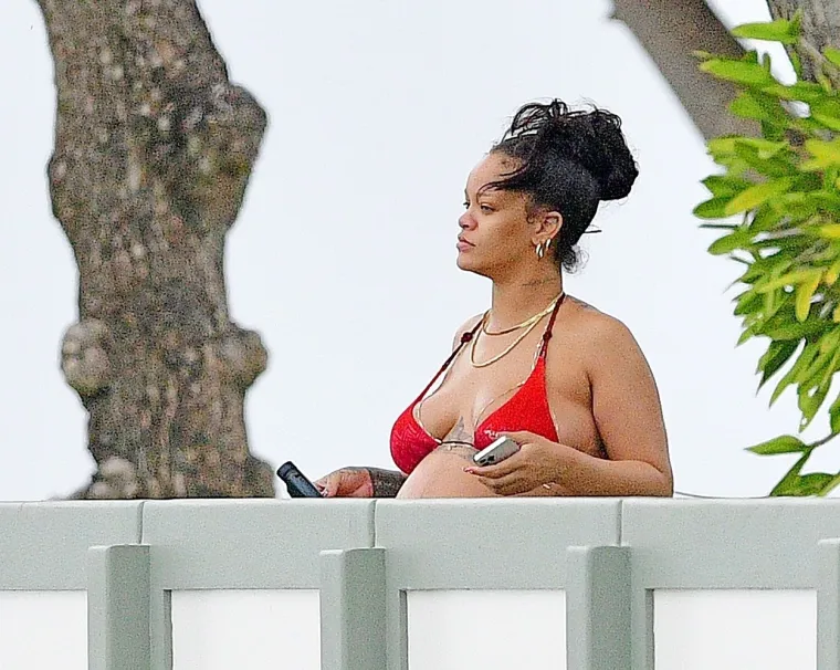 Rihanna se ne zamara tračevima: S trbuhom do zuba, ali iz sićušnih bikinija ne izlazi