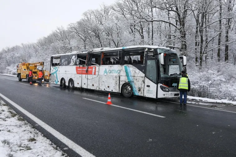 Noćas oko 2 sata na autocesti A1 kod izlaza Jastrebarsko u smjeru Zagreba autobus požeškog “Autoprijevoza" sletio je s ceste i prevrnuo se. Prema prvim informacijama, u nesreći je ozlijeđeno osmero ljudi.