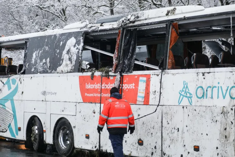 Autobus sletio s autoceste kod Jastrebarskog