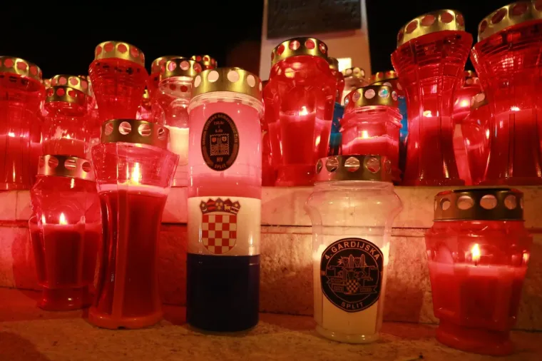 TISUĆE SVIJEĆA SJAJE ZA VUKOVAR: Mnoštvo lampiona osvijetlilo gradove diljem zemlje, Hrvati se prisjećaju bolne vukovarske žrtve