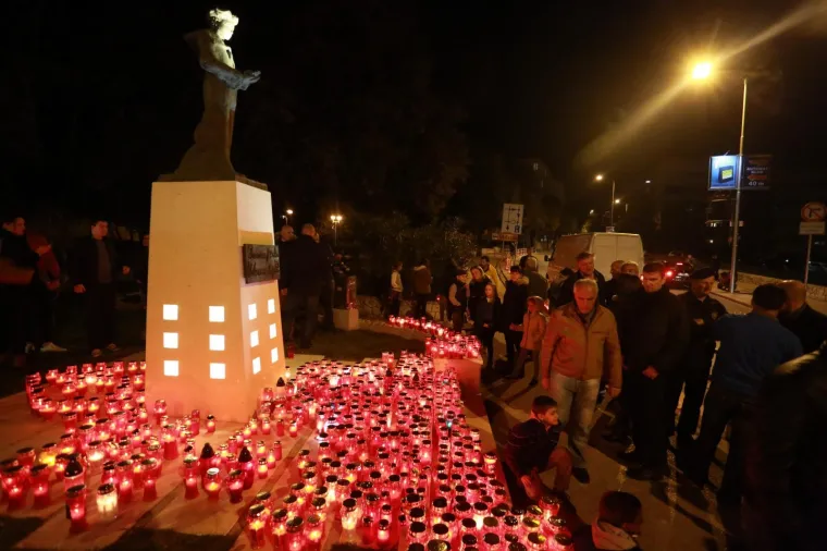TISUĆE SVIJEĆA SJAJE ZA VUKOVAR: Mnoštvo lampiona osvijetlilo gradove diljem zemlje, Hrvati se prisjećaju bolne vukovarske žrtve