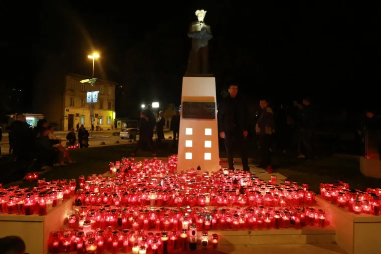 TISUĆE SVIJEĆA SJAJE ZA VUKOVAR: Mnoštvo lampiona osvijetlilo gradove diljem zemlje, Hrvati se prisjećaju bolne vukovarske žrtve