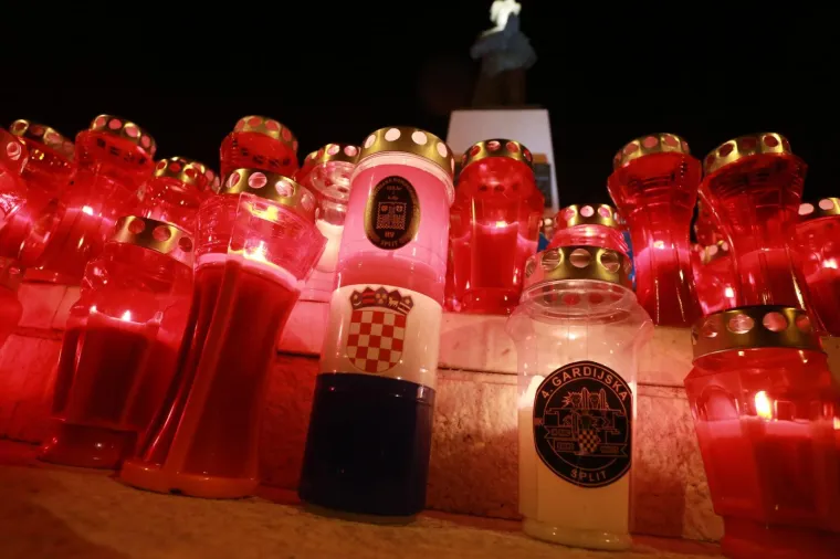 Upaljeni lampaši u Vukovarskoj ulici u Splitu u znak sjećanja na pad Vukovara.