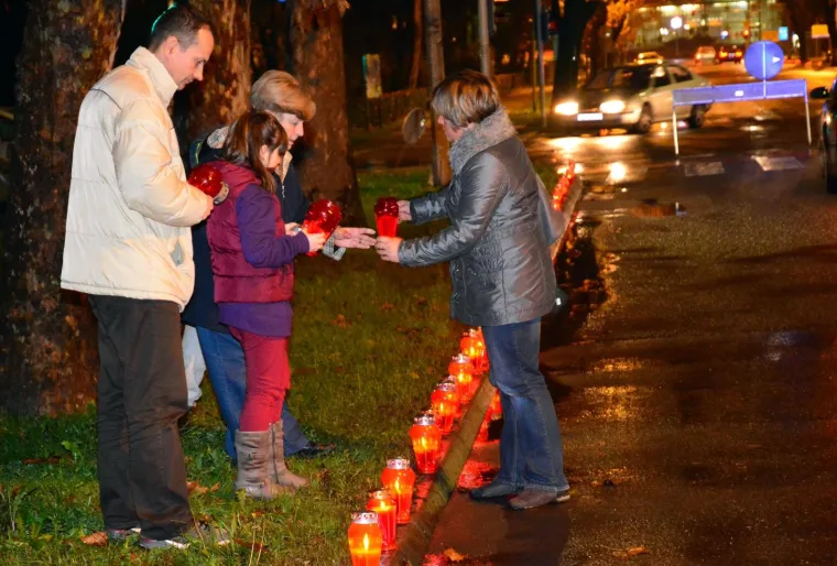 TISUĆE SVIJEĆA SJAJE ZA VUKOVAR: Mnoštvo lampiona osvijetlilo gradove diljem zemlje, Hrvati se prisjećaju bolne vukovarske žrtve