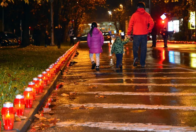 TISUĆE SVIJEĆA SJAJE ZA VUKOVAR: Mnoštvo lampiona osvijetlilo gradove diljem zemlje, Hrvati se prisjećaju bolne vukovarske žrtve