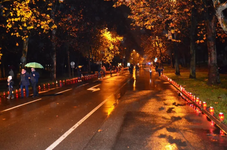 TISUĆE SVIJEĆA SJAJE ZA VUKOVAR: Mnoštvo lampiona osvijetlilo gradove diljem zemlje, Hrvati se prisjećaju bolne vukovarske žrtve