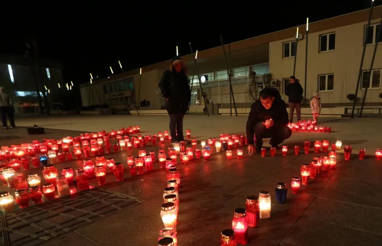 Knin - U spomen na žrtve Vukovara građani Knina odali su počast svim stradalima paljenjem svijeća i zajedničkom molitvom ispred spomenika Oluja 95.