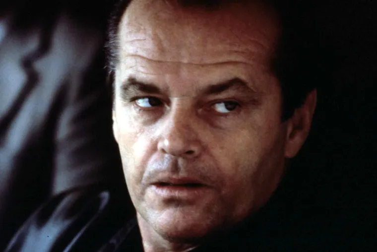 Nicholson je inače jako dobar prijatelj s redateljem Romanom Polanskim, kojeg je podupirao kroz mnoge osobne krize uključujući smrt njegove žene, Sharon Tate. Nije ga napustio niti nakon osude za silovanje maloljetnice, zločina koji se dogodio na njegovom vlastitom imanju na Mullholand Driveu.