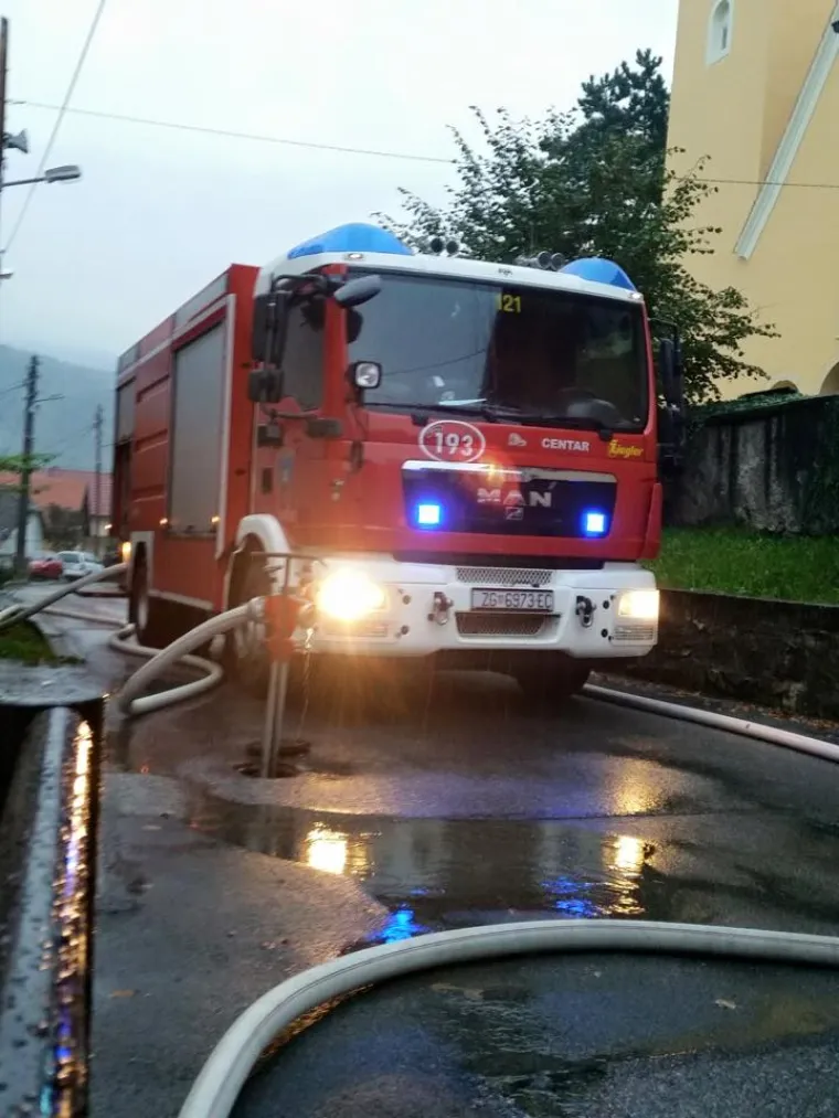 Specijalistička postrojba civilne zaštite za spašavanje iz ruševina izvukla je tijelo jedne mrtve osobe.