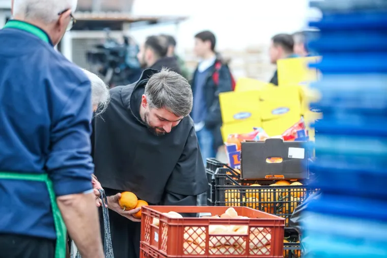 Na Svetom Duhu volonteri i franjevci podijelili pravi božićni ručak: 'Nitko ne smije biti gladan'