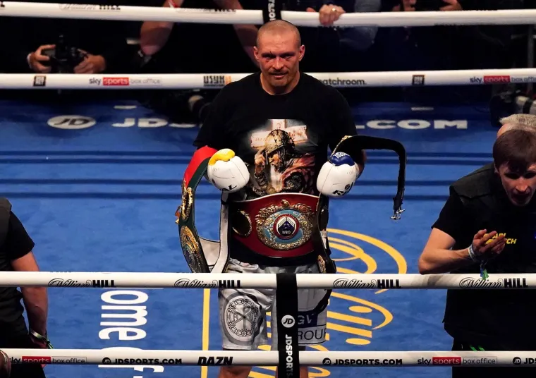 Oleksandr Usyk vlasnik je 4 pojasa teškaškog prvaka (WBA - Super, WBO, IBF i IBO). 