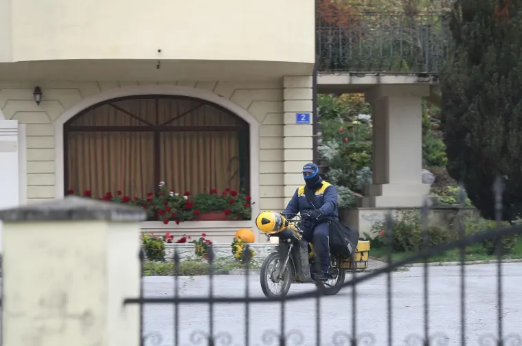 Obiteljska kuća prvog zagorskog miilijardera i vlasnika poslovnog carstva Božidara Gorupa, koji se jučer nakon dvije godine vratio u Hrvatsku. 
Božidara Gorupa obitelj je posljednji put vidjela 19. siječnja 2015. u njihovom domu u Tomaševcu kraj Klanjca, a njegov nestanak prijavili su 2. veljače.