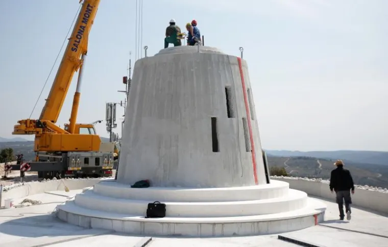 TRI ŠLEPERA DOVEZLA GOSPU: Počela montaža kipa visokog 17 metara