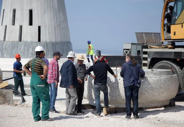 TRI ŠLEPERA DOVEZLA GOSPU: Počela montaža kipa visokog 17 metara