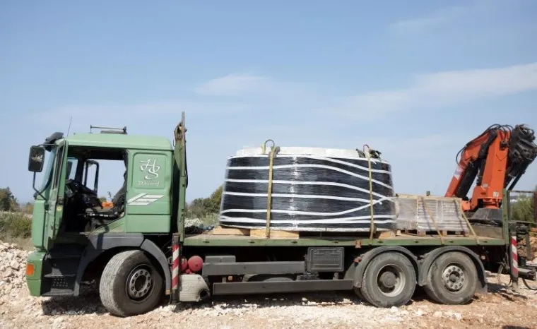 TRI ŠLEPERA DOVEZLA GOSPU: Počela montaža kipa visokog 17 metara