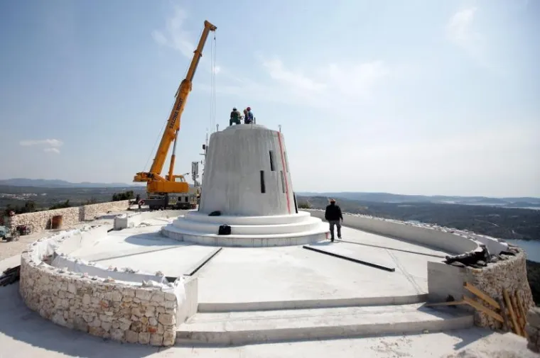 TRI ŠLEPERA DOVEZLA GOSPU: Počela montaža kipa visokog 17 metara