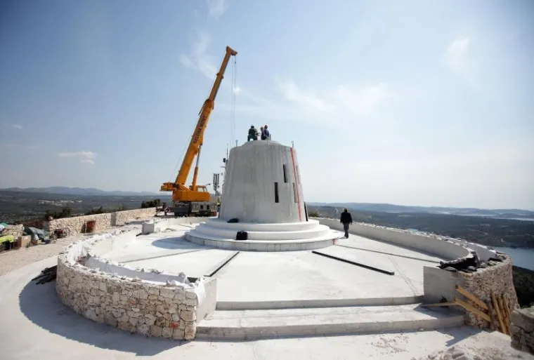 TRI ŠLEPERA DOVEZLA GOSPU: Počela montaža kipa visokog 17 metara