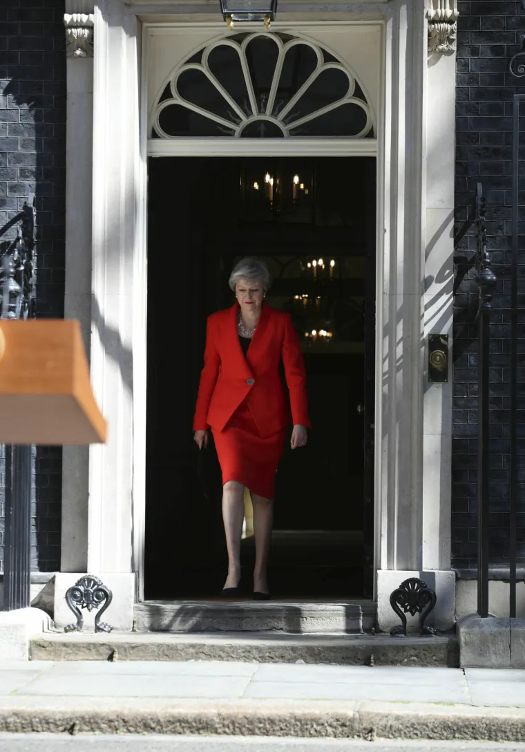 Theresa May u suzama: 'Bila mi je čast služiti zemlji koju volim, predajem ostavku'