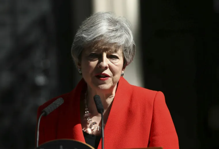 Theresa May u suzama: 'Bila mi je čast služiti zemlji koju volim, predajem ostavku'