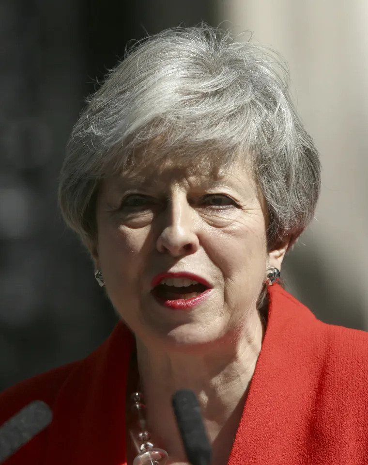 Theresa May u suzama: 'Bila mi je čast služiti zemlji koju volim, predajem ostavku'