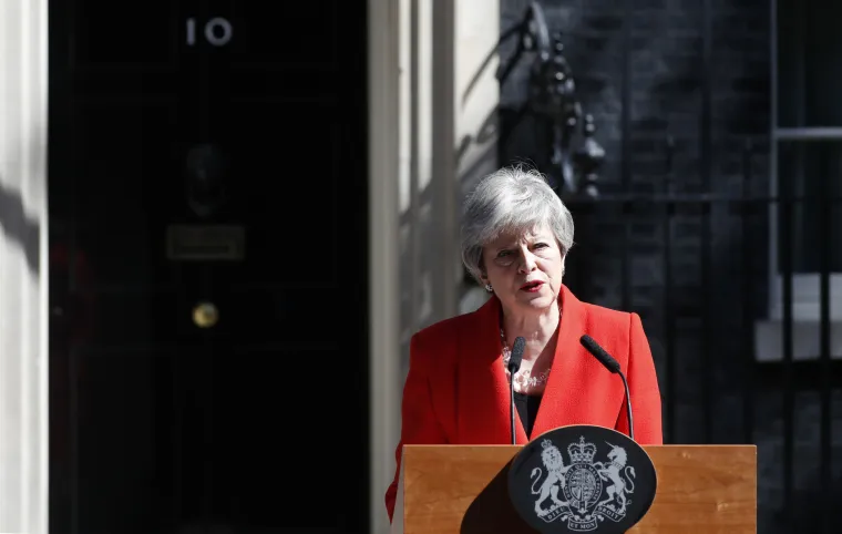 Theresa May u suzama: 'Bila mi je čast služiti zemlji koju volim, predajem ostavku'