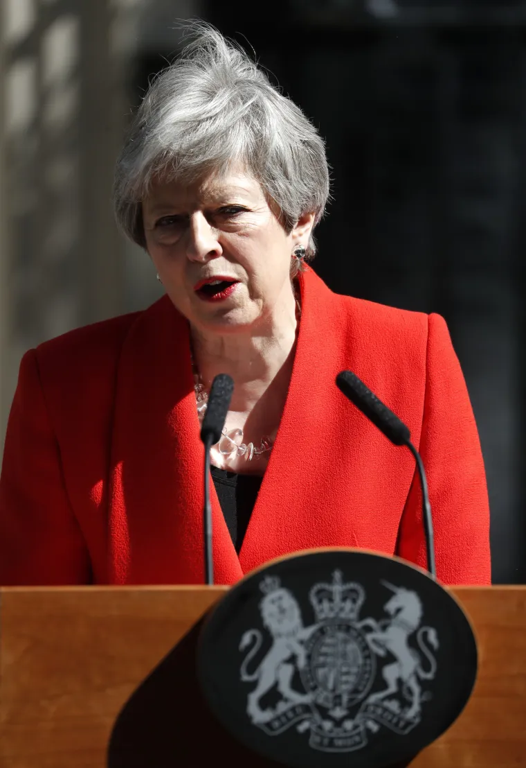 Theresa May u suzama: 'Bila mi je čast služiti zemlji koju volim, predajem ostavku'
