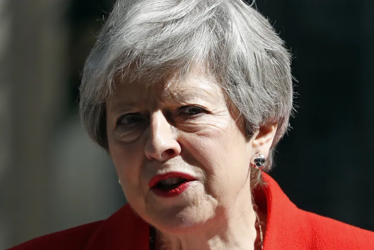 Theresa May u suzama: 'Bila mi je čast služiti zemlji koju volim, predajem ostavku'