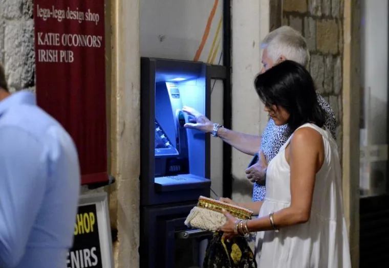 Gitarist The Edge i basist Adam Clayton sa svojim su suprugama posjetili Dubrovnik, prošetali Stradunom, večerali i razgledali znamenitosti.