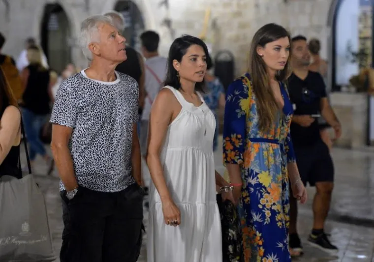 Gitarist The Edge i basist Adam Clayton sa svojim su suprugama posjetili Dubrovnik, prošetali Stradunom, večerali i razgledali znamenitosti.