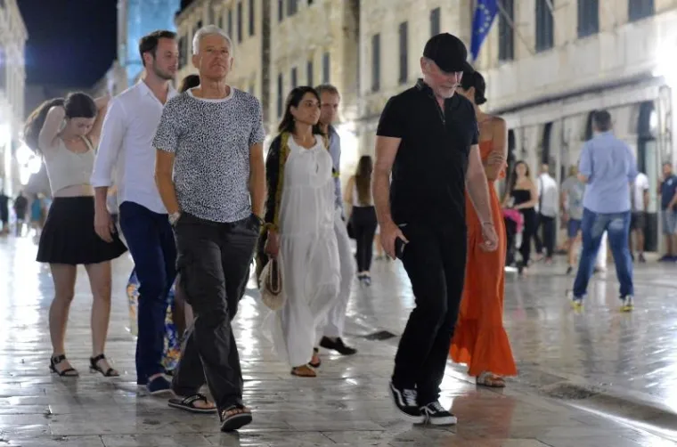 Gitarist The Edge i basist Adam Clayton sa svojim su suprugama posjetili Dubrovnik, prošetali Stradunom, večerali i razgledali znamenitosti.