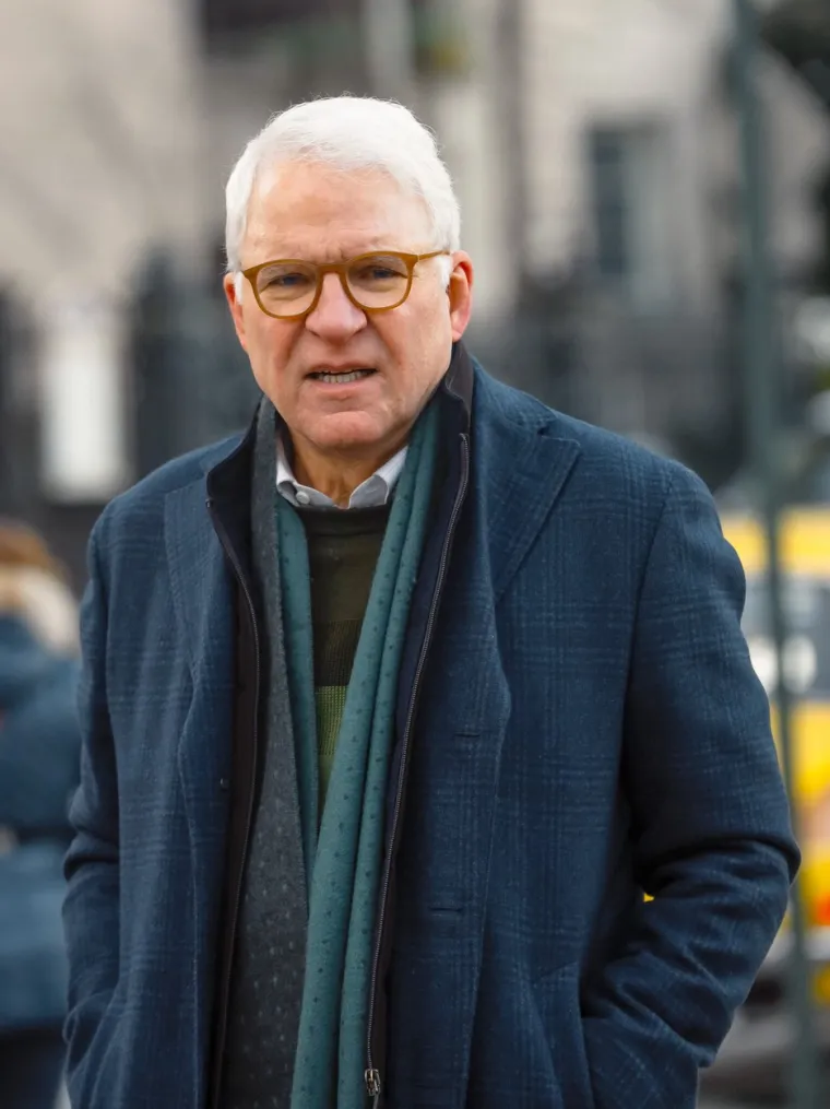 Steve Martin - On je aktivni član Mense, glumac, komičar, glazbenik, autor, dramski pisac, kolekcionar umjetničkih djela te filantrop. Diplomirao je filozofiju, a napisao je i nekoliko knjiga.
