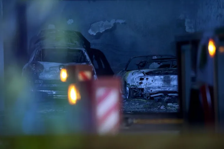 NOĆNA BUKTINJA U ZAGREBU: Zapalila se dva automobila, vatra se proširila i na stambenu zgradu