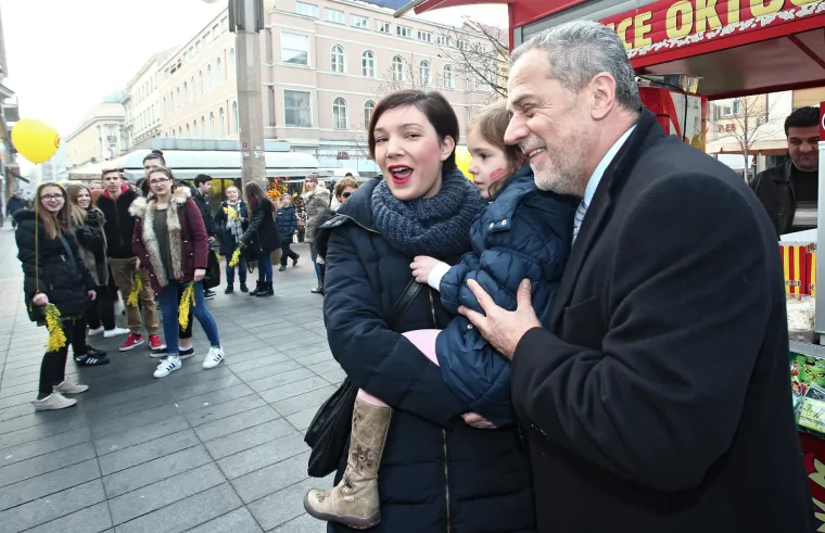 Glumci, pjevači i političari prodajom mimoza prikupljali novac za oboljele od raka dojke