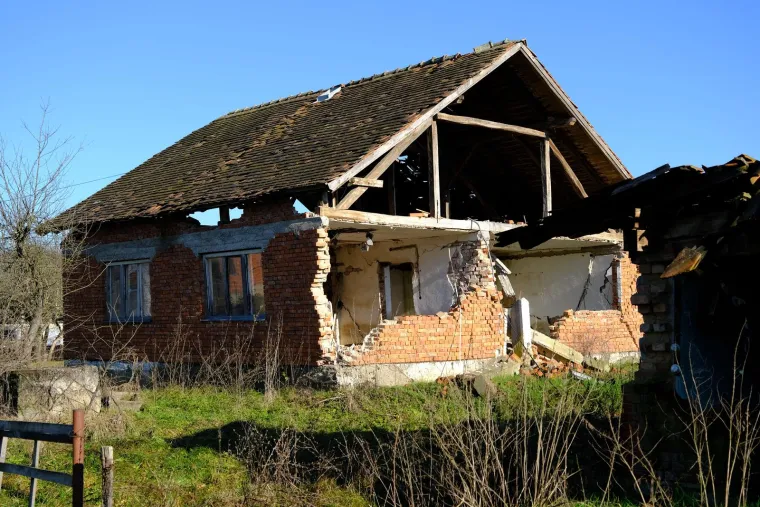 Blagdanske vijence i druge godine postavili su na kontejnere, skele i urušene kuće još uvijek 'krase' Banovinu