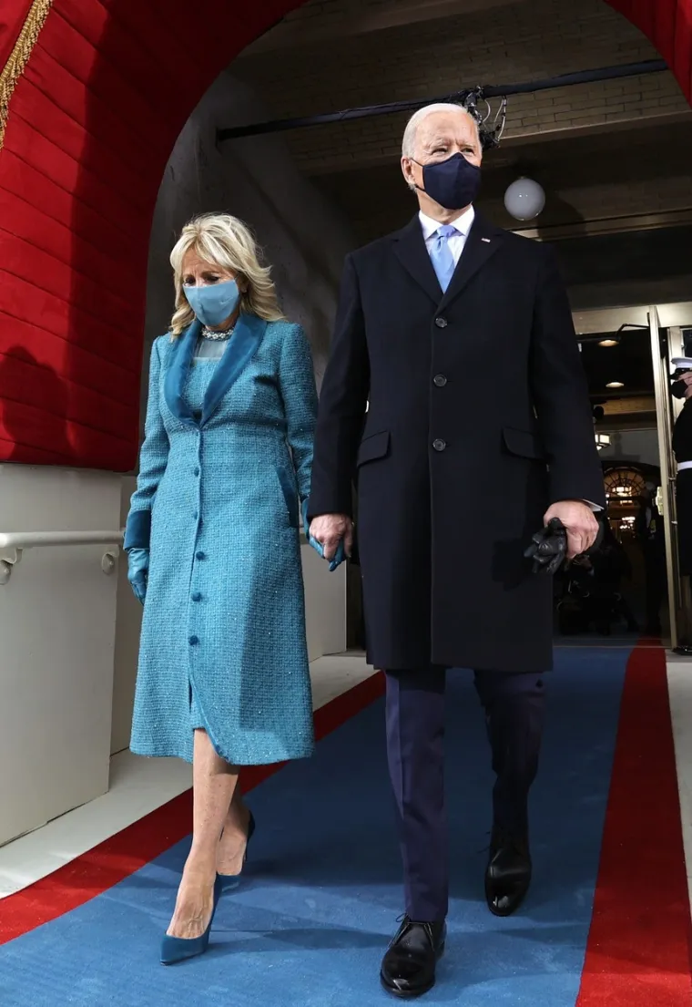 Nova američka prva dama Jill Biden zablistala je danas na Inauguraciji s novoizabranim predsjednikom Joeom Bidenom. Oboje su na licu imali maske, a ona se odlučila za oceansko plavi kaput od tvida i haljinu dizajnerice Alexandre O’Neill. Foto: Profimedia