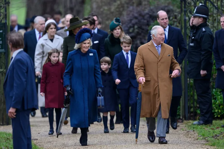 Princ William i princ Harry često su bili odjeveni u kratke hlače kad su bili dječaci, kao i Louisov stariji brat, princ George (9). Međutim, kad je George debitirao u božićnoj šetnji Sandringhamom 2019. u dobi od šest godina, nosio je duge hlače, što dokazuje da su kratke hlače neobavezne.
