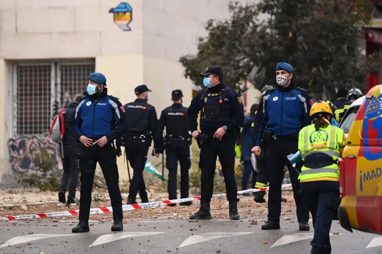 U eksploziji u središtu Madrida, u četvrti Puerta de Toledo, urušila se zgrada. Gradonačelnik Madrida José Luis Martinez-Almeida rekao je da je najmanje dvoje ljudi smrtno stradalo. Kako se zasad neslužbeno doznaje, eksploziju je izazvalo curenje plina u zgradi.