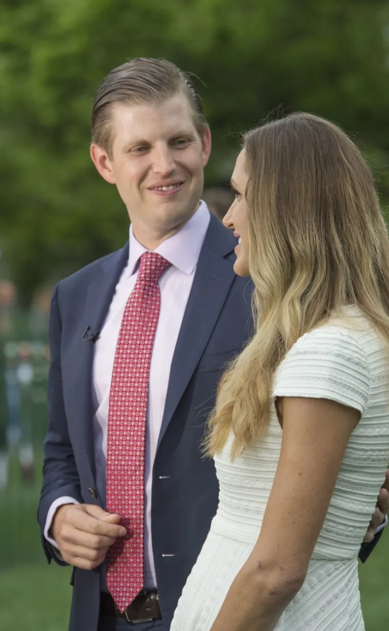Eric Trump i Lara Yunaska Trump, travanj 2017.