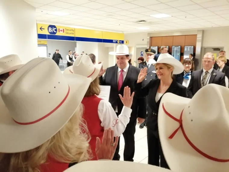 Kakva dobrodošlica u Calgaryju! Kolinda Grabar-Kitarović i njen suprug Jakov pozirali u kaubojskim šeširima!