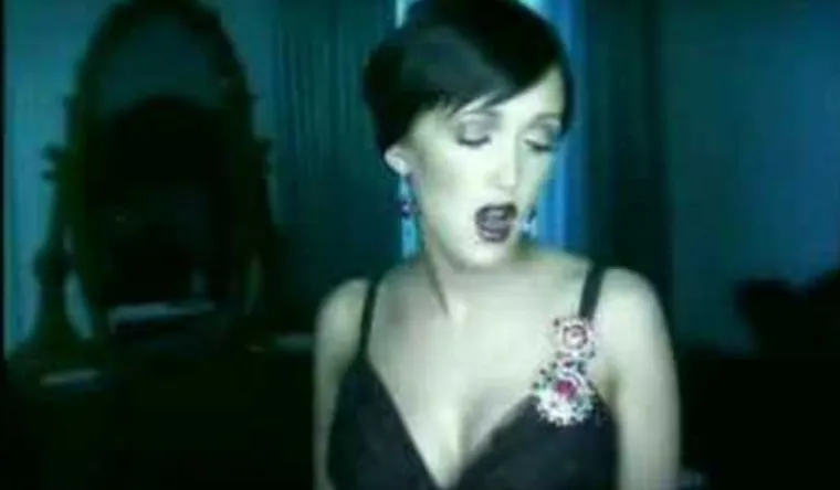 Jacues Houdek je s Ivanom Kindl 2010. godine snimio duet &quot;Kao kazna Božja&quot;, koji je nominiran za Porina. 