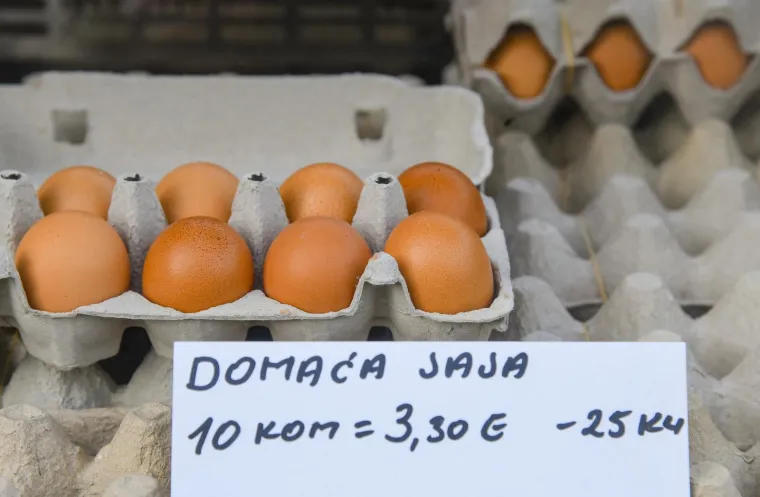 I tržnice se prilagođavaju novoj valuti: Za jabuke treba izdvojiti po 2 eura, jaja 3,30. Evo cijena