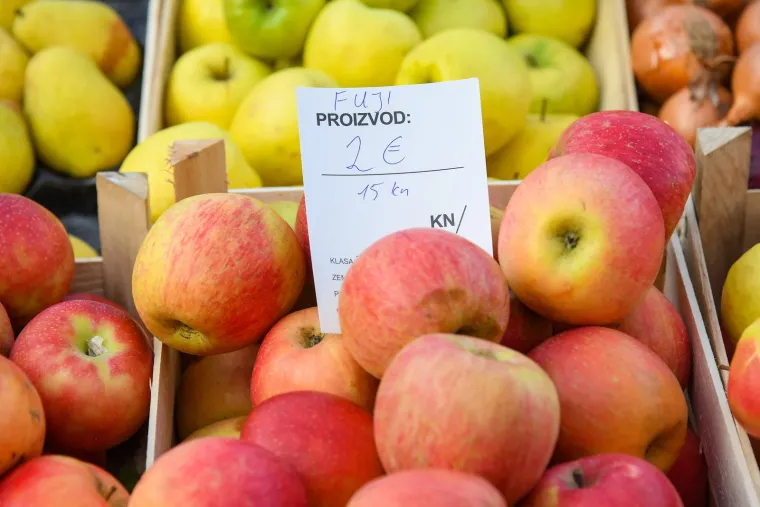 I tržnice se prilagođavaju novoj valuti: Za jabuke treba izdvojiti po 2 eura, jaja 3,30. Evo cijena