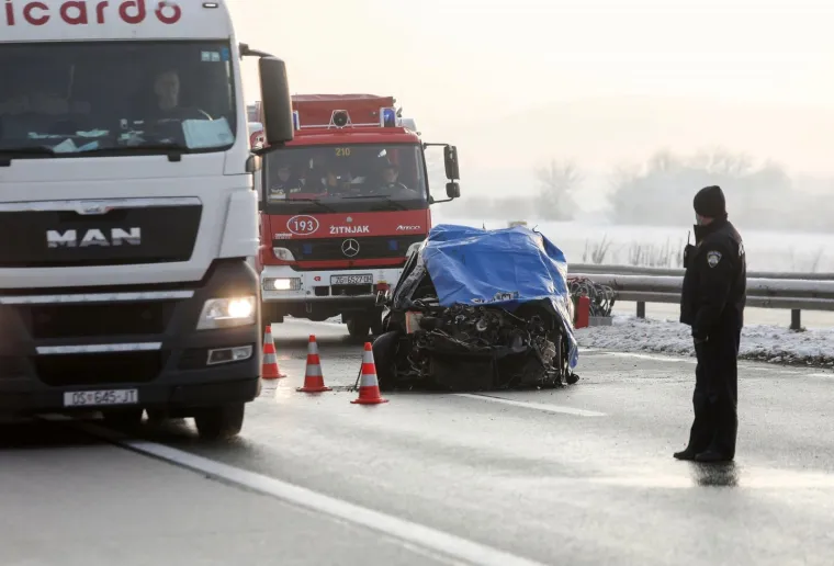 TEŠKA PROMETNA NESREĆA NA ZAGREBAČKOJ OBILAZNICI: U sudaru automobila i ralice poginula jedna osoba