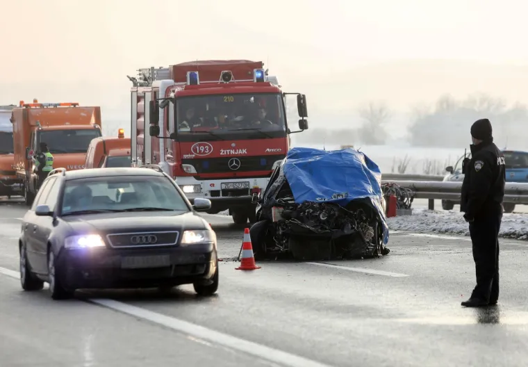 TEŠKA PROMETNA NESREĆA NA ZAGREBAČKOJ OBILAZNICI: U sudaru automobila i ralice poginula jedna osoba